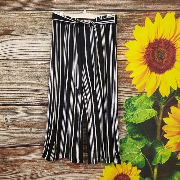 "Bobbie Brooks " Woman's bell bottom capris Size Medium wideband Pre-owned - Picture 1 of 6